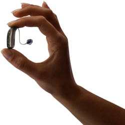 Oticon Hörgerät wird in einer Hand gehalten