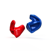 Zwei Gehörschutzstöpsel in rot und blau